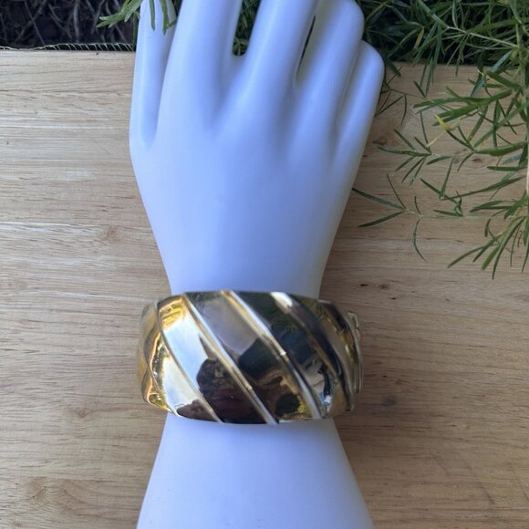 VTG Modernist Clamper Bracelet Hinged Gold Tone Wide Ribbed Chunky Retro Sz‎ 6 - Picture 2 of 7